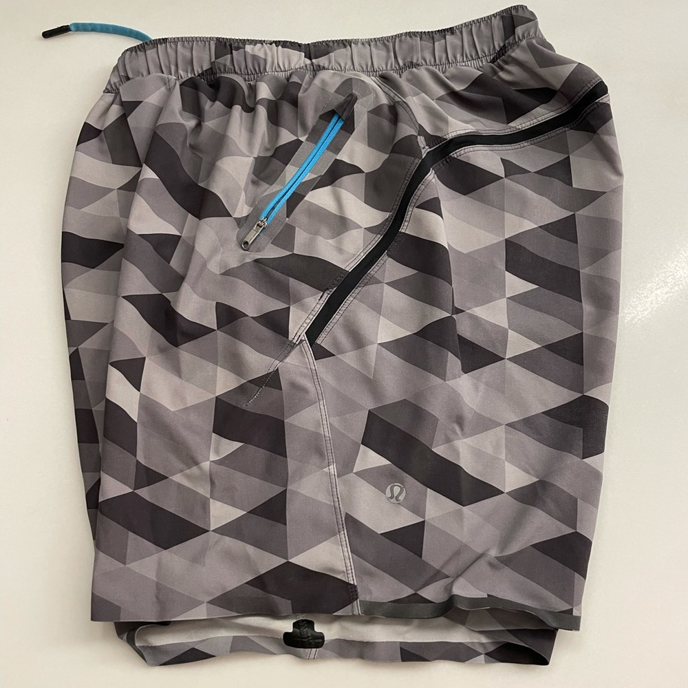 Lululemon shorts size small silver/black pattern